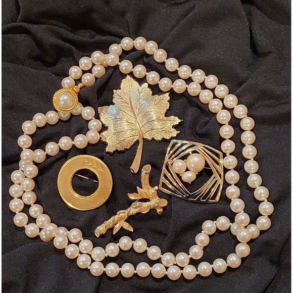 Vintage Mid Century Gold Tone Brooch Pin Collection Faux Pearl Necklace Lot 5 - Picture 1 of 12